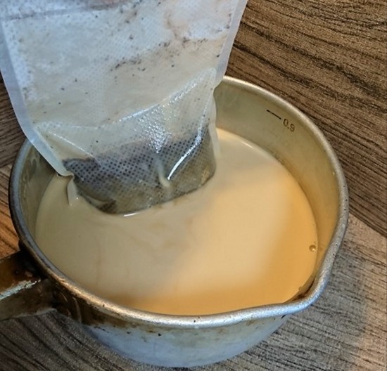 日向市鶴町の「日向珈琲」ミルクブリューコーヒーバッグを牛乳で浸している様子