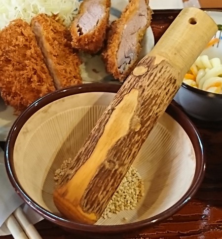 宮崎市のとんかつ囲炉裏(いろり)の日替わ定食「ひれかつ」に出てきたゴマとゴマを擦る鉢と棒