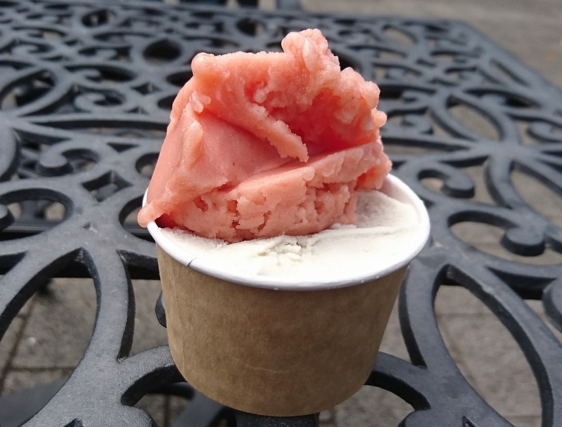 綾町の「ALOCCA gelato(アロッカ ジェラート)」2種盛り 「ごぼう＆落花生」と「スイカ」1
