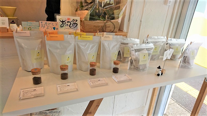 オープン後の日向市鶴町の「日向珈琲」数種類のコーヒーの袋