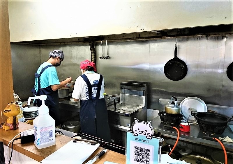 西都市の「ラーメン専門 福太郎」厨房でラーメンを作っている様子