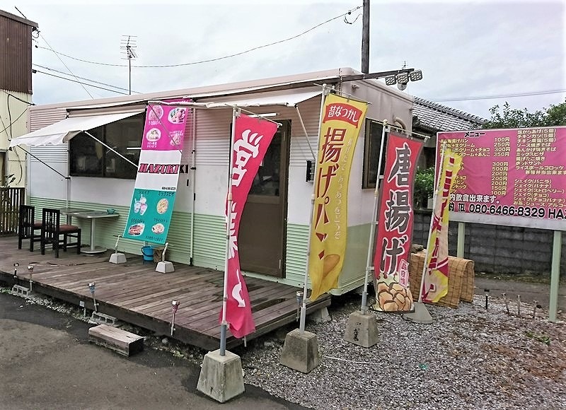 新富町のHAZUKIの外側にはウッドデッキでテイクアウトして食べられるスペースもあります