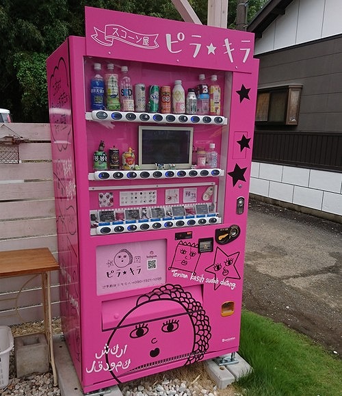 新富町「ピラ☆キラ」のお店の前に設置されているピンクの自販機