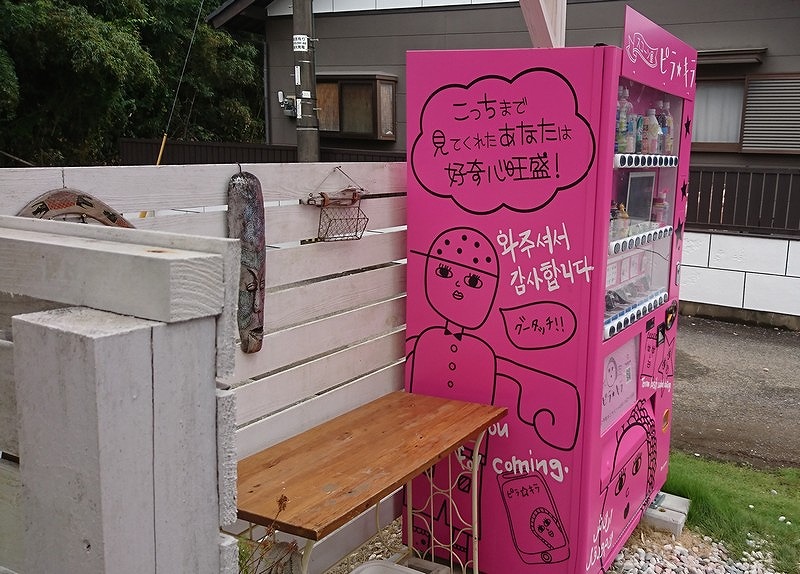 新富町「ピラ☆キラ」のお店の前に設置されているピンクの自販機 横から撮った写真1