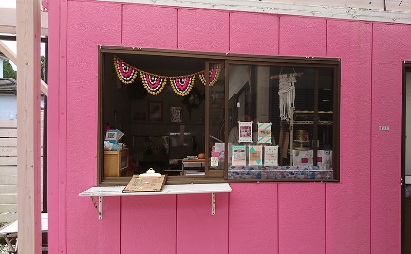 新富町「ピラ☆キラ」のピンク色のコンテナハウス