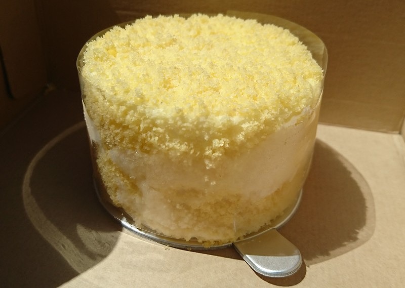 宮崎市神宮東の「ダルラッテ(DAL LATTE)」のチーズケーキが入っている箱を開ける