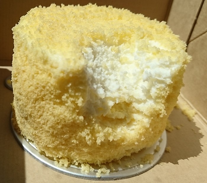宮崎市神宮東の「ダルラッテ(DAL LATTE)」のチーズケーキをひと口食べてみた様子