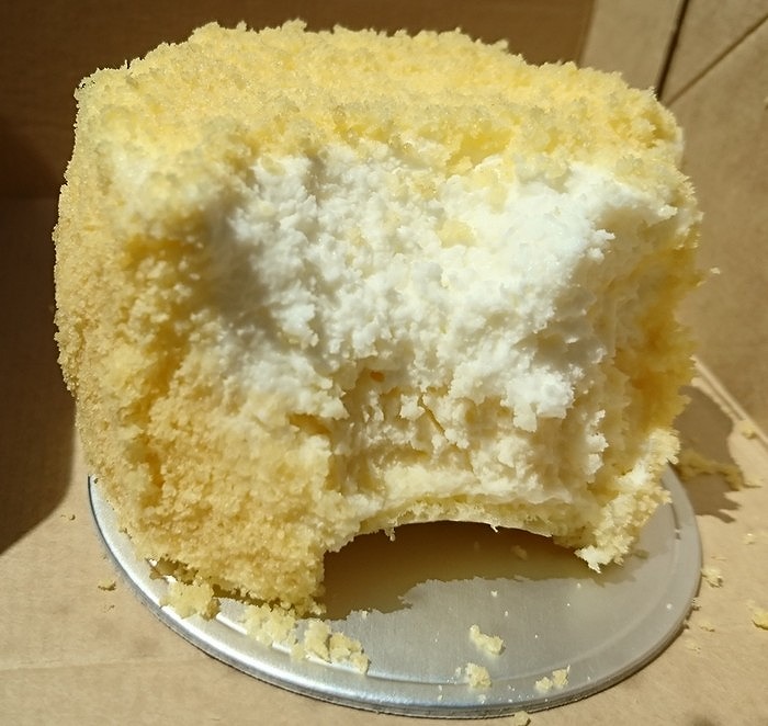 宮崎市神宮東の「ダルラッテ(DAL LATTE)」のチーズケーキをひたすら食べている様子