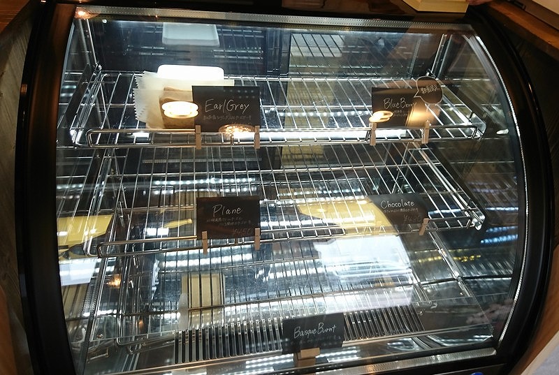宮崎市橘通東3丁目の【musuvi.(むすび)】のショーケースに入っていたアールグレイのチーズケーキ2個の写真