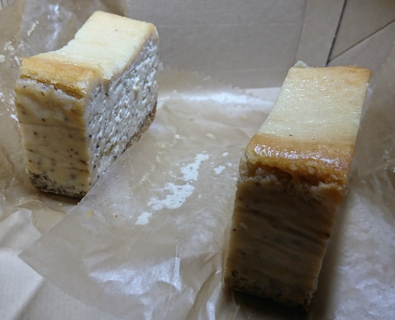 宮崎市橘通東3丁目の【musuvi.(むすび)】で購入して食べてみた「アールグレイ」のチーズケーキ2個を並べている様子