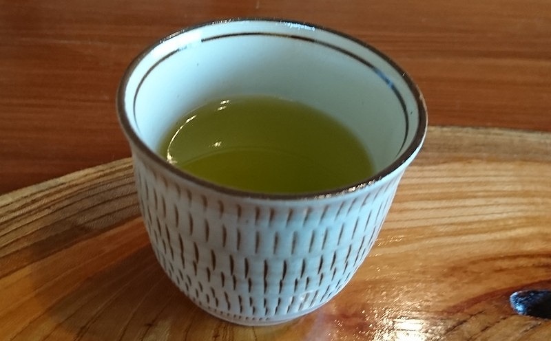 西都市の「野乃家」で出された新緑園のお茶の写真