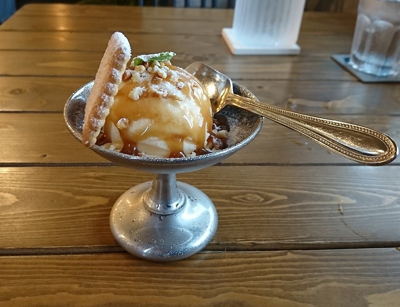西都市の「アポロンカレー」二種盛りカレーランチプレート デザートのアイスクリームの写真
