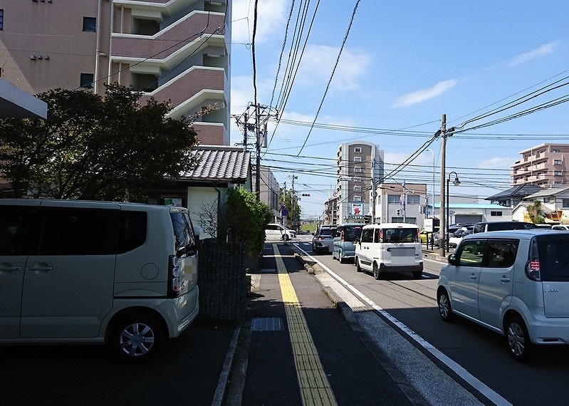 宮崎市のベイクドケーキママンの前の道路で信号待ちの車がたくさん待っている様子