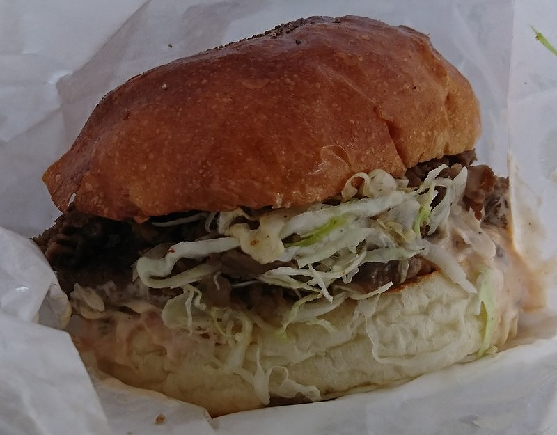 西都市の「有田さんちのお肉やさん」オリジナルバーガーの写真1