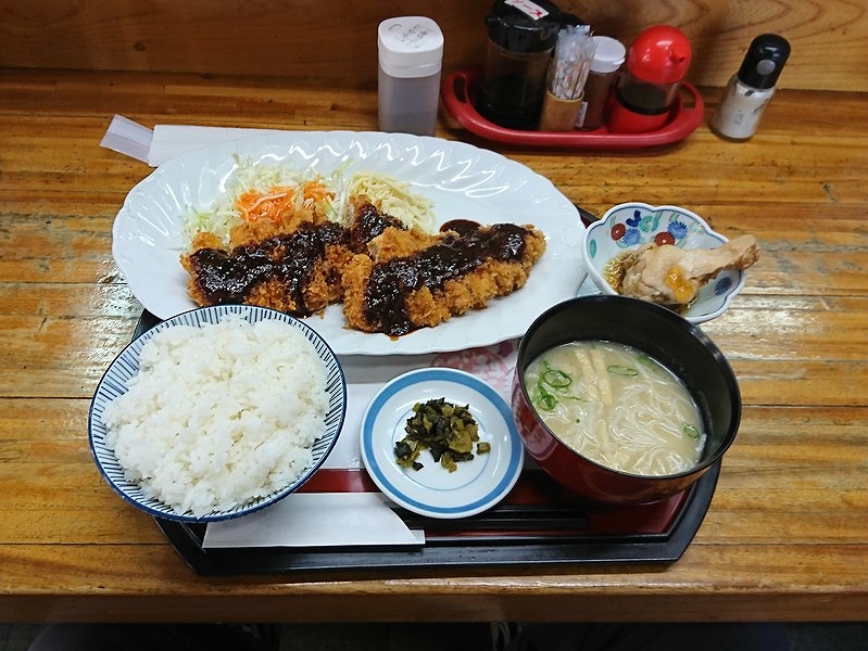 高鍋町の「くすのき亭」デカ盛りのダブルトンカツ定食の写真