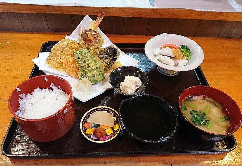 川南町の粋孝(すいこう)の天ぷら定食の写真2