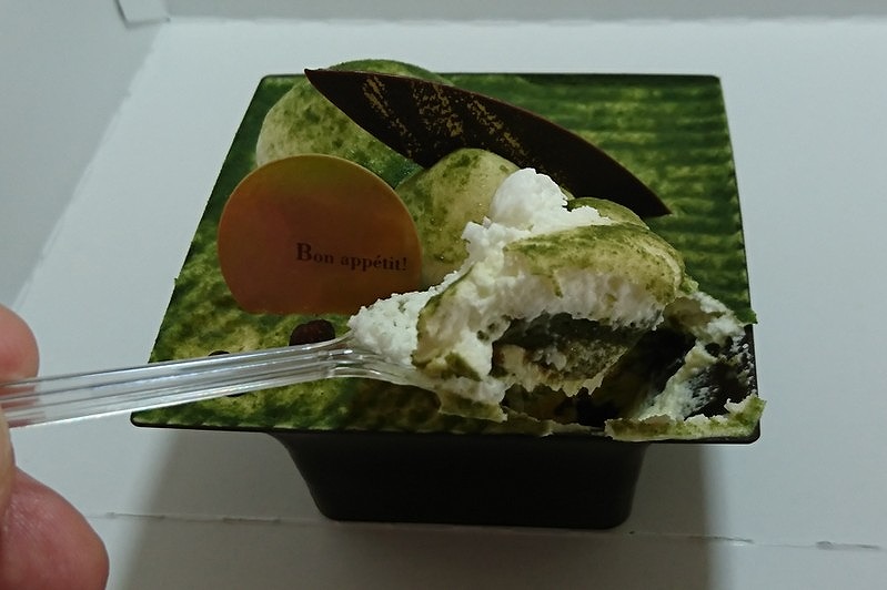 宮崎市のシャトレーゼ宮崎柳丸店で購入して食べた「北海道産発酵バター使用抹茶ティラミス」3