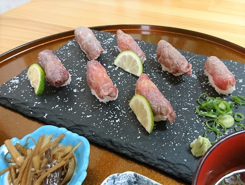 宮崎市の「居酒屋かのこ瓜生野店」の宮崎牛炙り寿司セット3