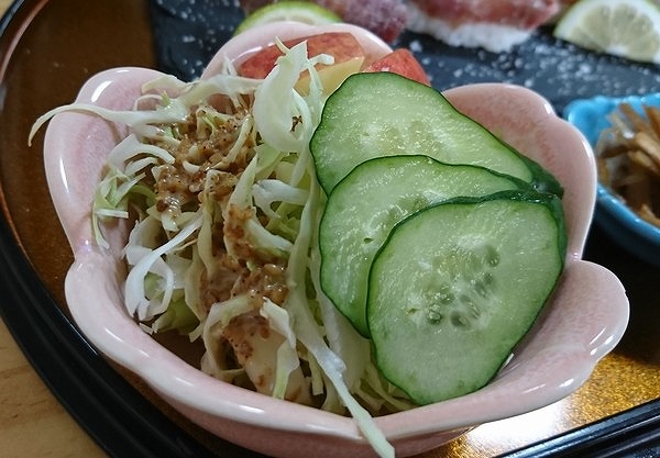 宮崎市の「居酒屋かのこ瓜生野店」の宮崎牛炙り寿司セットに付いているサラダ