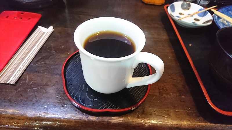宮崎市郡司分の「とんかつ志乃」ランチ定食のコーヒーを飲んでいる様子