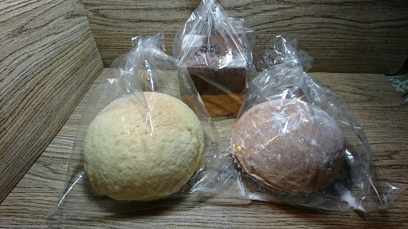 日南市殿所のウエノパンで購入したパン3品