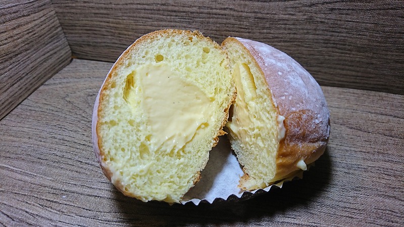 日南市殿所のウエノパンで購入した冷やしクリームパン3