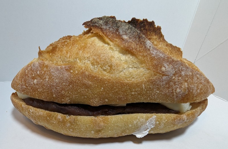 宮崎市の「ベーカリーことり」で購入したパン「あんバターフランス」1