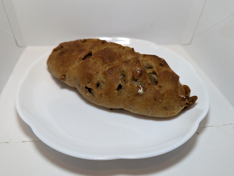 宮崎市吉村町の「みなとベーカリー」で購入したパン「いちじくとクルミ」1