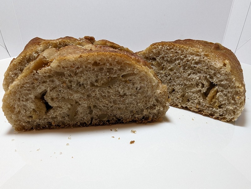 宮崎市吉村町の「みなとベーカリー」で購入したパン「いちじくとクルミ」2