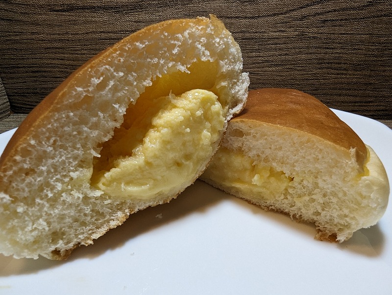 宮崎市大塚町の「ドイツ菓子 バイエルン」で購入し自宅で食べたパン「クリームパン」2