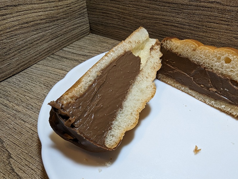 宮崎市大塚町の「ドイツ菓子 バイエルン」で購入し自宅で食べたパン「チョココルネ」2