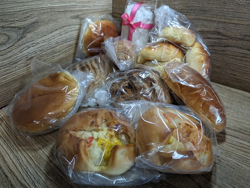 宮崎市大塚町の「ドイツ菓子 バイエルン」で購入し自宅で食べたパンと洋菓子1