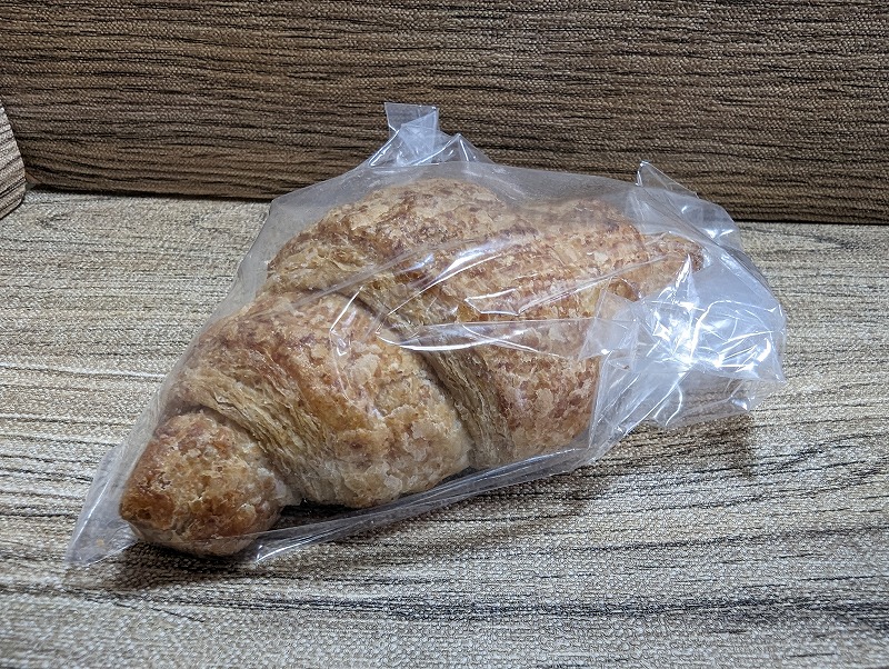 宮崎市大塚町の「ドイツ菓子 バイエルン」で購入し自宅で食べた「ライ麦クロワッサン(クリームチーズ入り)」