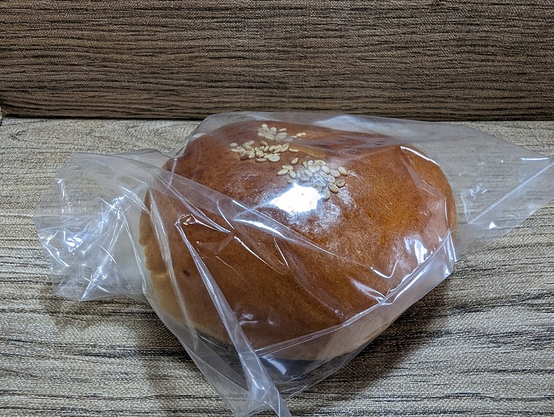 宮崎市大塚町の「ドイツ菓子 バイエルン」で購入し自宅で食べた「小倉パン」