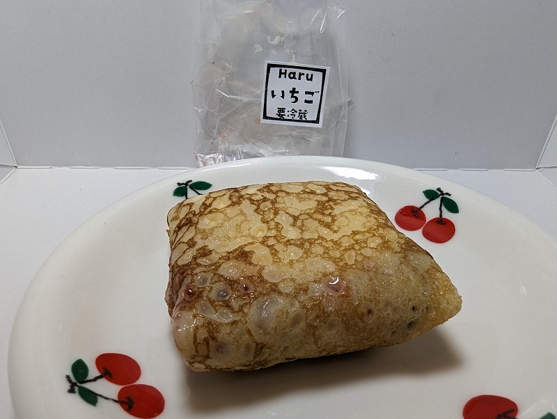 西都市の菓子工房haruで購入した100円クレープ(いちご)1