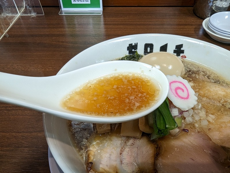 宮崎市のゼロイチ松橋店で食べた背脂煮干し中華そば(全のせ)のスープ