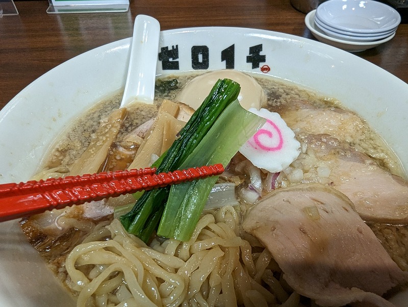 宮崎市のゼロイチ松橋店で食べた背脂煮干し中華そば(全のせ)の青菜