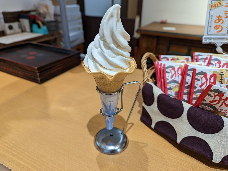 宮崎市清武町の河野文菓堂で食べた甘酒ソフトクリーム1