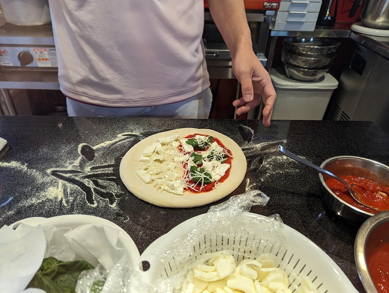 高鍋町のリポジーノ(Riposino)で食べたハーフ＆ハーフのピザ(マルゲリータ)を作っている様子2