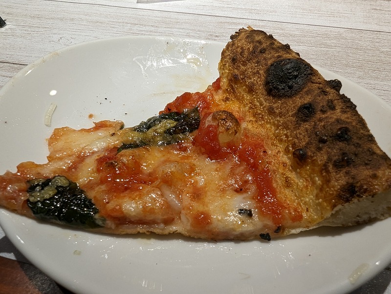 高鍋町のリポジーノ(Riposino)で食べたハーフ＆ハーフのピザ(マルゲリータ)2