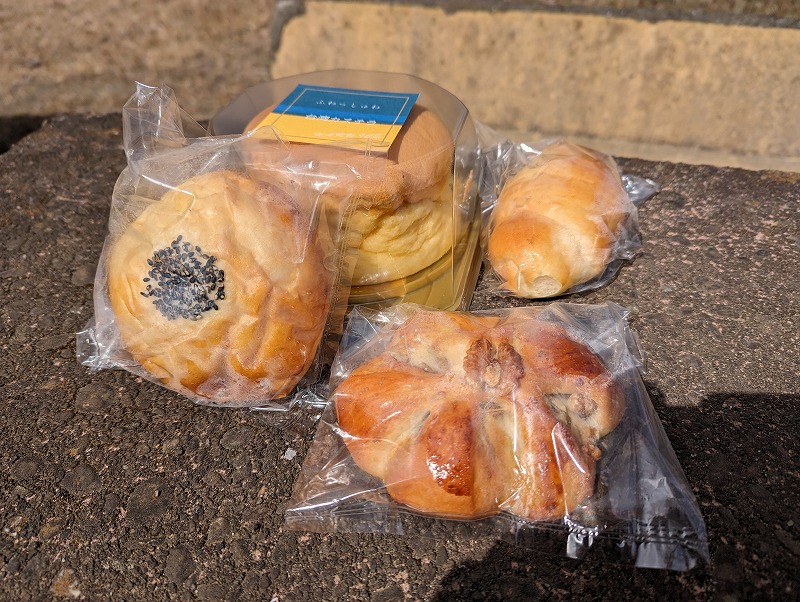延岡市の「おうちしょっぷHARU.ICE」で購入したパンと台湾カステラ1