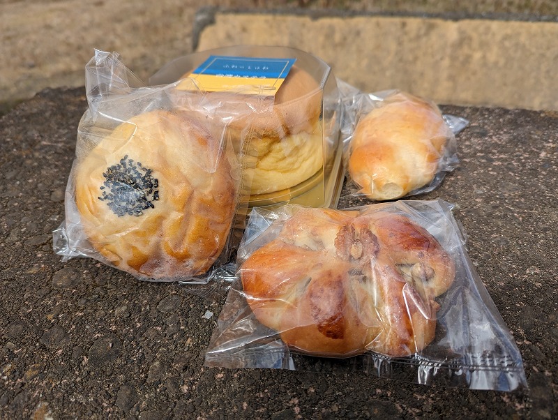 延岡市の「おうちしょっぷHARU.ICE」で購入したパンと台湾カステラ