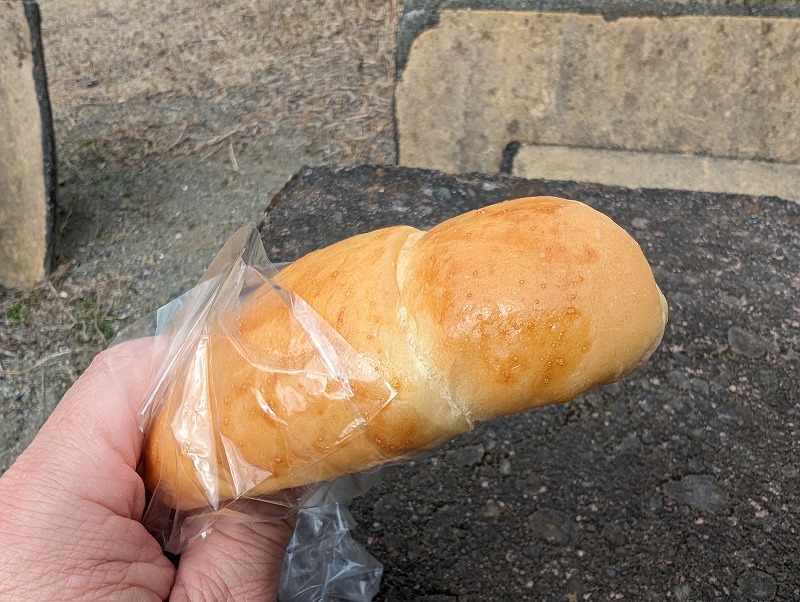 延岡市の「おうちしょっぷHARU.ICE」で購入し公園で食べた「チーズロールぱん」2
