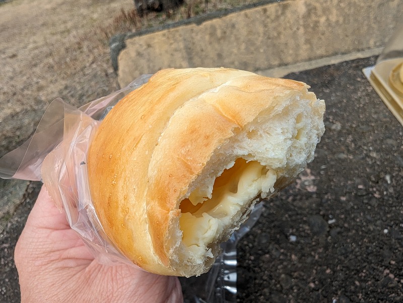 延岡市の「おうちしょっぷHARU.ICE」で購入し公園で食べた「チーズロールぱん」3