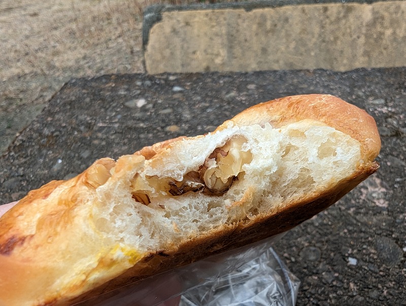 延岡市の「おうちしょっぷHARU.ICE」で購入し公園で食べた「花形くるみパン」3