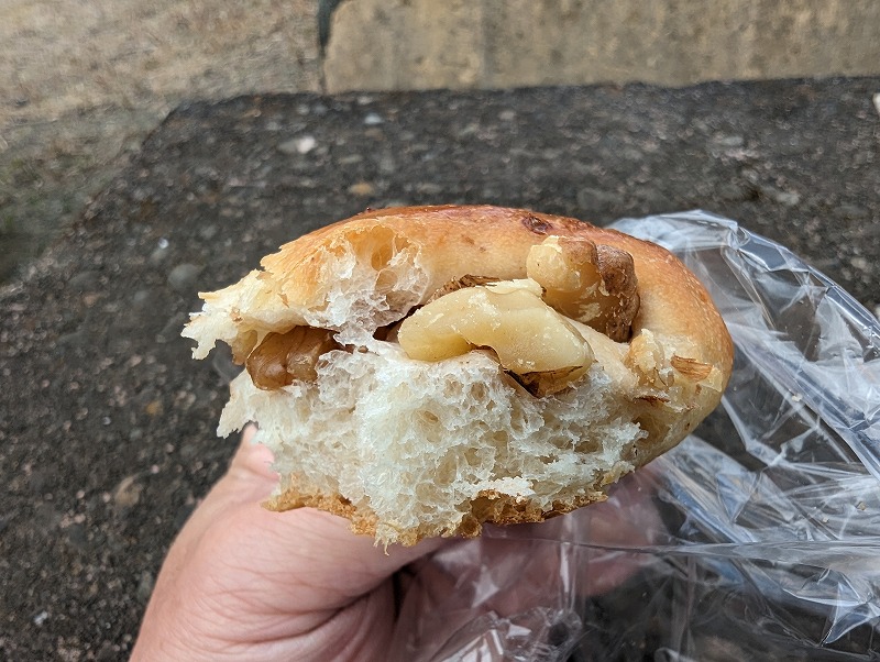 延岡市の「おうちしょっぷHARU.ICE」で購入し公園で食べた「花形くるみパン」4