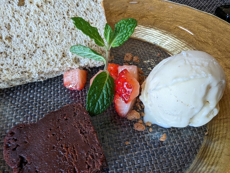 高鍋町の西洋料理Nature(ナチュレ)Aコースのデザート「いちごとアイスクリーム」