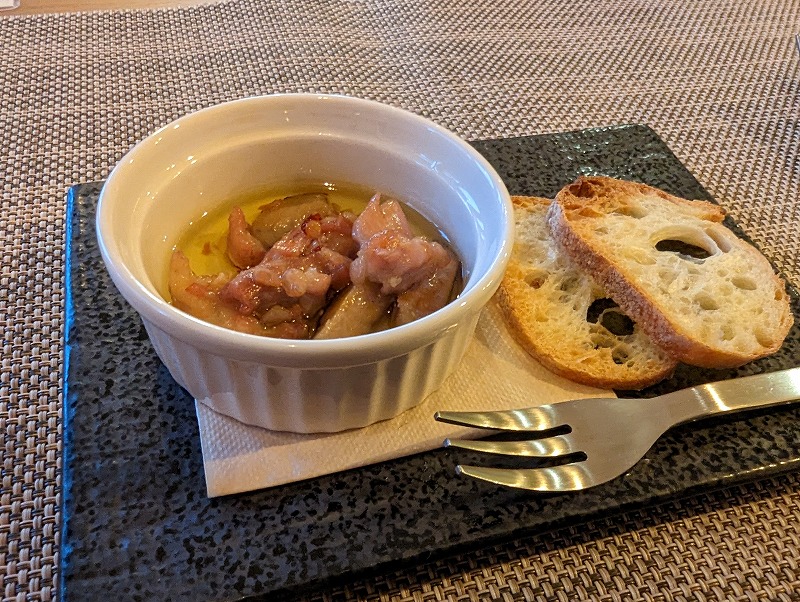 妻地鶏のアヒージョとラスク風のフランスパン2