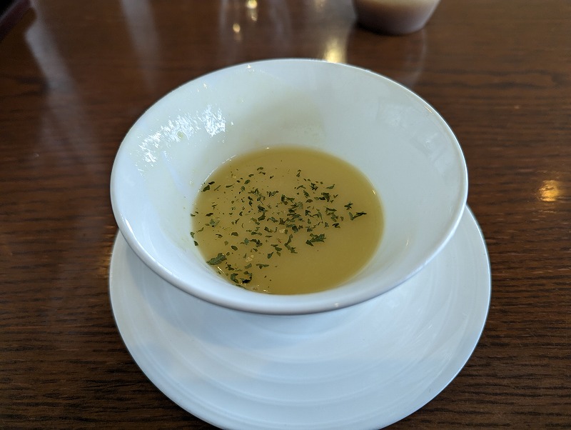 西都市のダイニングカフェ緑風で食べたパスタランチ「帆立とほうれん草のトマト」の前菜 スープ