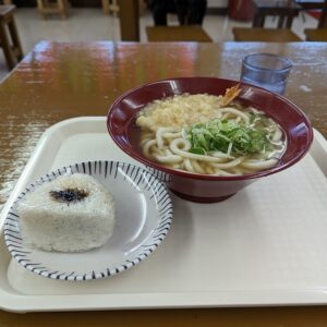 宮崎市佐土原町の「なかうどん」で食べた「えび天うどん」と「おにぎり」